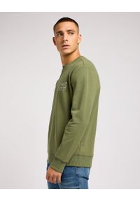 Lee - LEE WOBBLY SWS MĘSKA BLUZA BEZ KAPTURA LOGO OLIVE 112351278 L81M045022. Typ kołnierza: bez kaptura #5