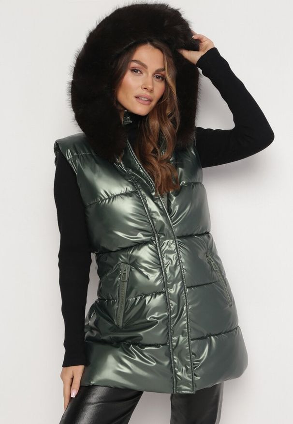 Born2be - Zielona Kamizelka Pikowana z Kapturem i Futerkiem Adamisia. Typ kołnierza: kaptur. Kolor: zielony. Materiał: futro. Wzór: aplikacja