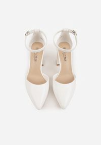 Born2be - Białe Klasyczne Czółenka na Słupku z Noskiem w Szpic i Paskiem Tenoris. Okazja: na co dzień, na spotkanie biznesowe, na ślub cywilny, do pracy, na wesele. Zapięcie: pasek. Kolor: biały. Obcas: na słupku. Styl: klasyczny. Wysokość obcasa: średni #8