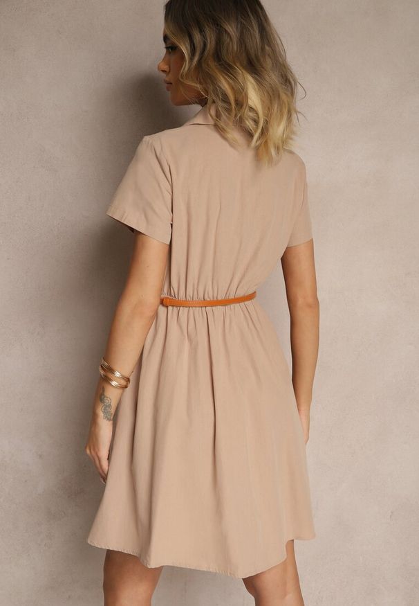 Renee - Ciemnobeżowa Sukienka Koszulowa z Cienkim Paskiem w Talii Weolessa. Okazja: na co dzień. Typ kołnierza: dekolt w kształcie V. Kolor: beżowy. Materiał: jeans. Długość rękawa: krótki rękaw. Sezon: lato. Typ sukienki: koszulowe. Styl: casual, elegancki, klasyczny