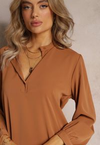 Renee - Jasnobrązowa Sukienka Pudełkowa Oversize Neki. Okazja: na co dzień. Kolor: brązowy. Długość rękawa: długi rękaw. Wzór: aplikacja. Typ sukienki: oversize. Styl: elegancki, casual