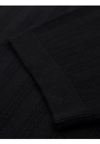 Ombre Clothing - Ażurowy męski sweter z okrągłym dekoltem i krótkim rękawem – czarny V2 - Rozmiar: L. Kolor: czarny. Materiał: wiskoza, prążkowany, dzianina, elastan, nylon. Długość rękawa: krótki rękaw. Długość: krótkie. Wzór: ażurowy. Styl: elegancki #7