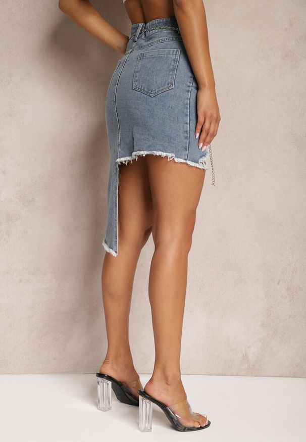 Renee - Niebieska Asymetryczna Bawełniana Spódnica Jeansowa High Waist z Łańcuchem i Paskiem Vimaliene. Stan: podwyższony. Kolor: niebieski. Materiał: bawełna, jeans. Sezon: lato