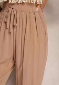 Renee - Brązowe Spodnie Paper Bag High Waist z Bawełny z Gumką w Talii Emorea. Stan: podwyższony. Kolor: brązowy. Materiał: bawełna. Sezon: lato #3