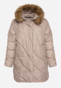 Born2be - Ciemnobeżowa Kurtka z Asymetrycznym Pikowaniem i Kapturem z Futerkiem Ruvita. Okazja: na co dzień. Typ kołnierza: golf. Kolekcja: plus size. Kolor: beżowy. Materiał: futro. Styl: casual #5