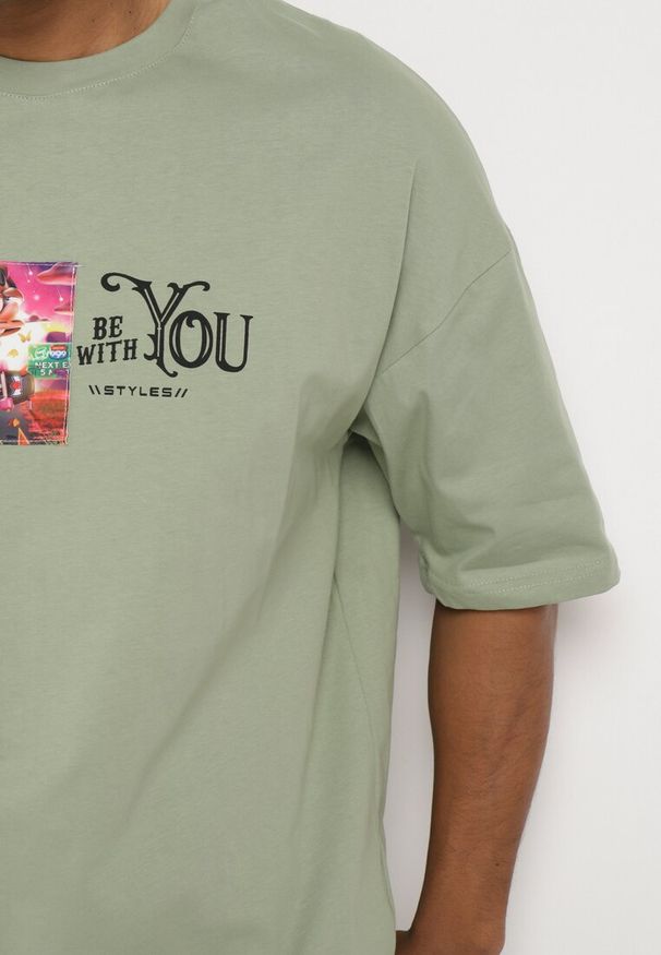 Born2be - Jasnozielona Koszulka z Bawełny Ozdobiona Naszywkami Ranessa. Okazja: na co dzień. Kolor: zielony. Materiał: bawełna. Wzór: aplikacja. Styl: casual