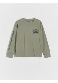 Reserved - Longsleeve z nadrukiem - oliwkowy. Kolor: oliwkowy. Materiał: bawełna, dzianina. Długość rękawa: długi rękaw. Wzór: nadruk