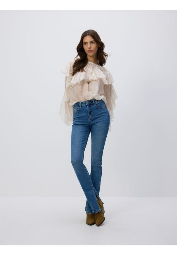 Reserved - Jeansy slim fit z rozcięciem - niebieski. Kolor: niebieski