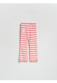 Reserved - Prążkowane spodnie w paski - wielobarwny. Materiał: prążkowany. Wzór: paski #1