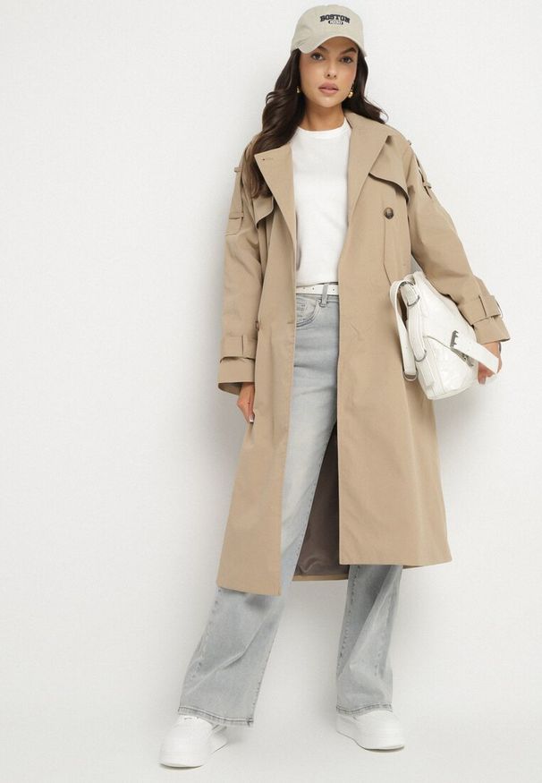 Born2be - Ciemnobeżowy Dwurzędowy Płaszcz Trencz z Wiązanym Paskiem Rozcięciem i Klapą Terezi. Okazja: na co dzień. Kolor: beżowy. Materiał: jeans. Styl: casual, klasyczny, elegancki