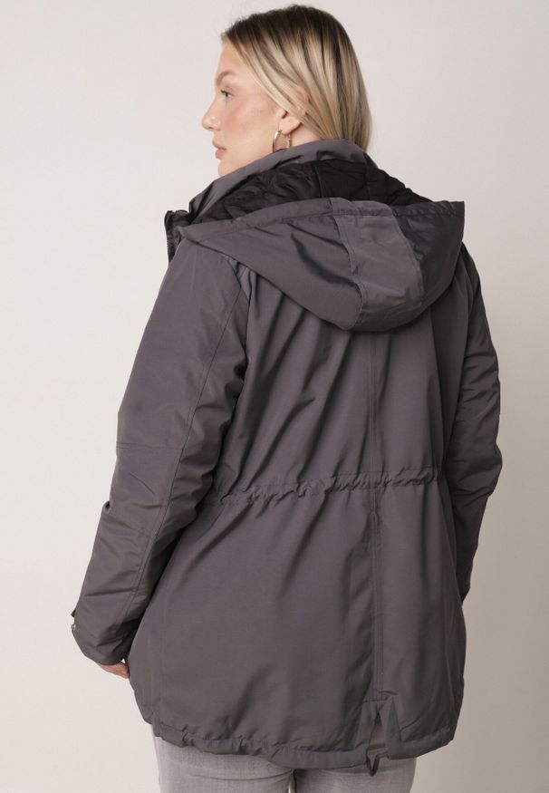 Born2be - Szaro-Czarna Przejściowa Kurtka Dwustronna o Kroju Parki z Pikowaniem Wewnątrz Zidelle. Typ kołnierza: kaptur. Kolor: szary. Materiał: jeans, poliester. Styl: sportowy