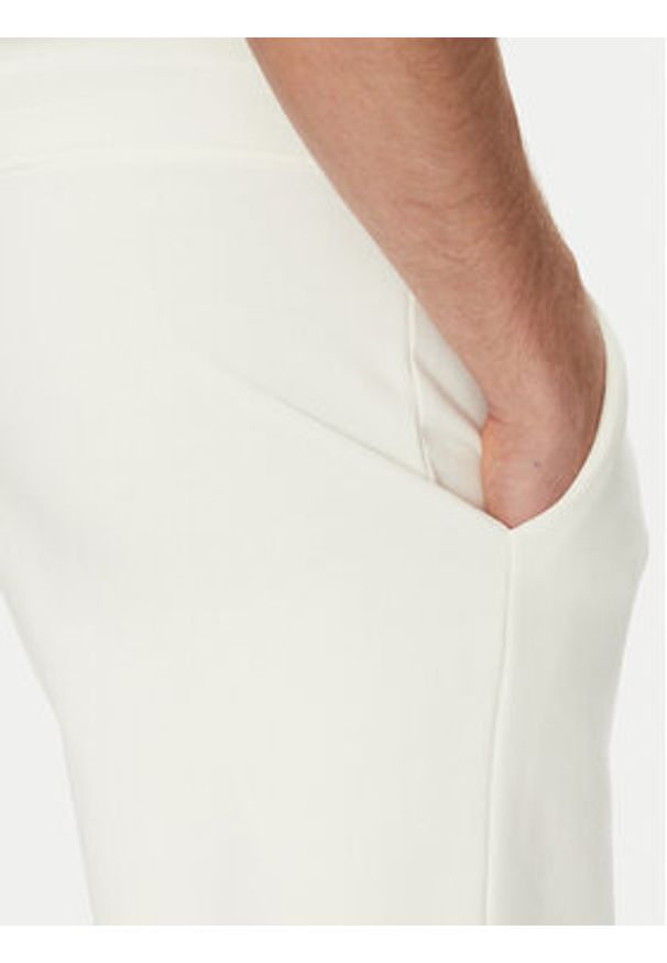 Tommy Jeans Spodnie dresowe Towel Patch DM0DM21277 Écru Regular Fit. Kolor: kremowy. Materiał: bawełna