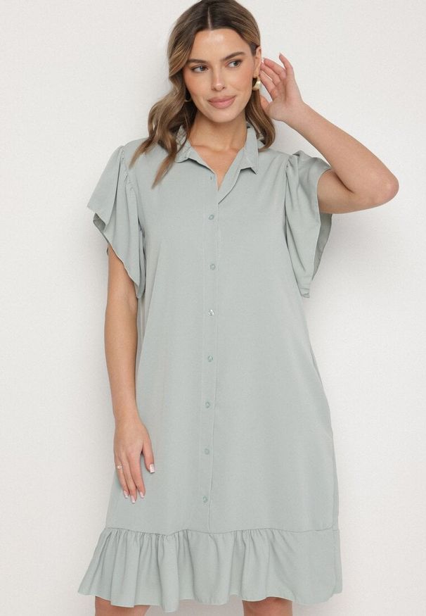 Born2be - Jasnozielona Sukienka Koszulowa z Guzikami i Falbankami Tenalena. Okazja: na co dzień. Typ kołnierza: kołnierz z falbankami. Kolor: zielony. Typ sukienki: koszulowe. Styl: elegancki, casual, sportowy