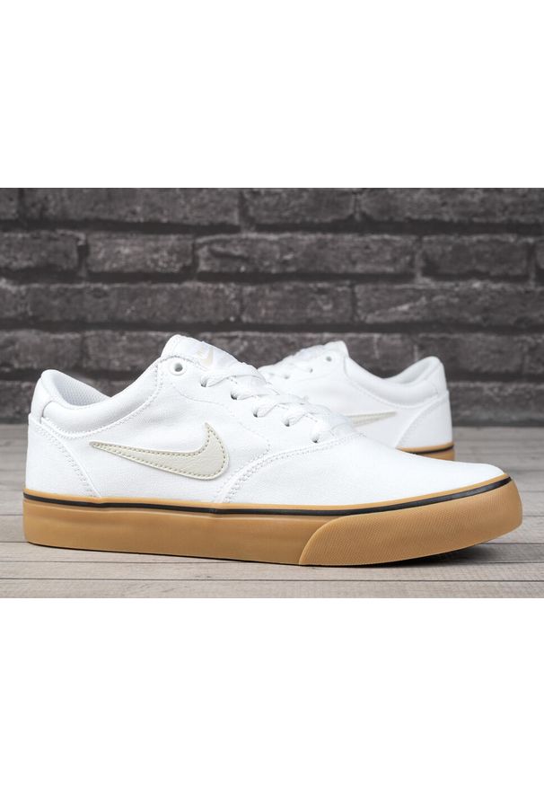Buty trampki sportowe Nike SB CHRON 2 CNVS. Kolor: biały. Sport: turystyka piesza