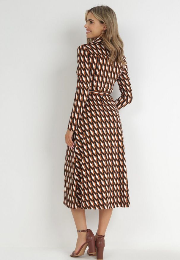 Born2be - Brązowa Sukienka Koszulowa w Geometryczny Wzór Kelsam. Kolor: brązowy. Wzór: geometria. Typ sukienki: koszulowe. Styl: elegancki