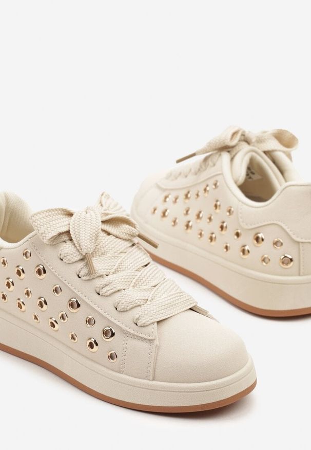Born2be - Beżowe Sneakersy Ozdobione Nitami Felorenia. Okazja: na co dzień. Kolor: beżowy. Materiał: jeans. Wzór: aplikacja