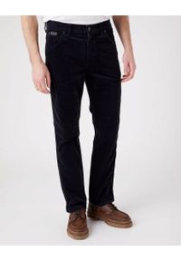 Wrangler - WRANGLER TEXAS SLIM MĘSKIE SPODNIE SZTRUKSOWE DARK NAVY W12SECXAE 112320130. Okazja: na co dzień. Materiał: sztruks. Styl: klasyczny, casual, elegancki