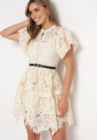 Born2be - Jasnobeżowa Koronkowa Sukienka Koszulowa Mini z Paskiem Nilira. Kolor: beżowy. Materiał: koronka. Typ sukienki: koszulowe. Długość: mini #5