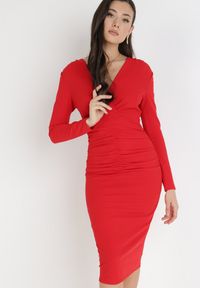 Born2be - Czerwona Sukienka Achaea. Kolor: czerwony. Typ sukienki: kopertowe. Styl: elegancki. Długość: midi