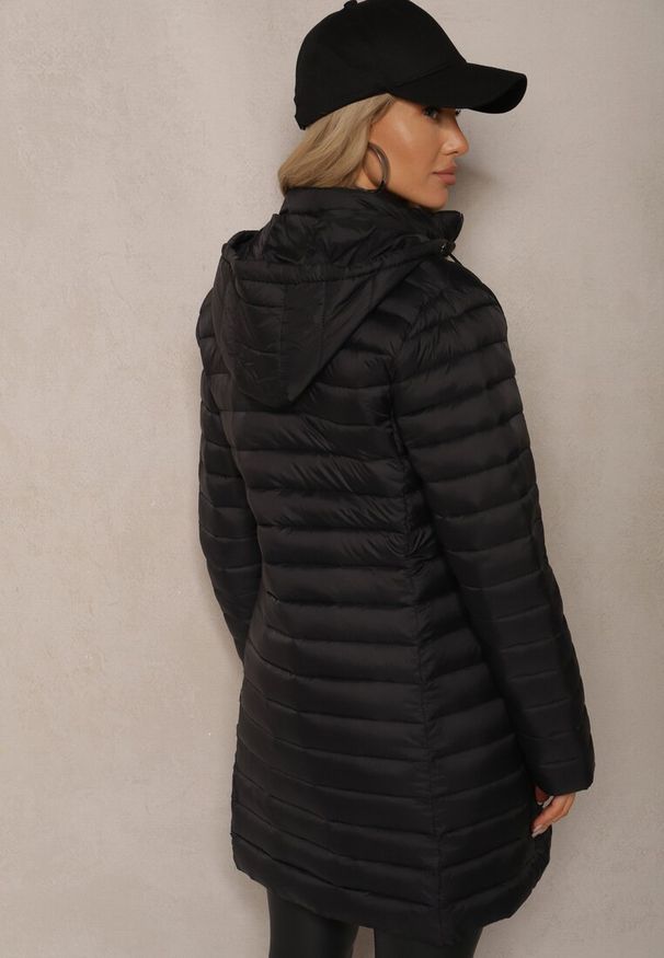 Renee - Czarna Kurtka o Wydłużonym Kroju Pikowana z Odpinanym Kapturem Sintinea. Okazja: na co dzień. Kolor: czarny. Materiał: jeans. Styl: elegancki, casual