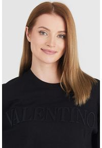 Valentino Garavani - VALENTINO Czarna bluza damska z wytłaczanym logo. Kolor: czarny. Materiał: prążkowany #3