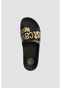 Just Cavalli - JUST CAVALLI Czarne klapki ze złotym logo Fondo Pool. Kolor: czarny #5