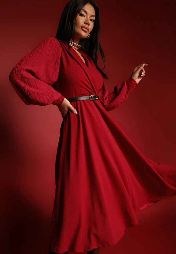 Renee - Bordowa Kopertowa Sukienka o Rozkloszowanym Kroju z Paskiem i Bufiastymi Rękawami Nalitessa. Okazja: na co dzień. Typ kołnierza: dekolt w kształcie V. Kolor: czerwony. Materiał: skóra. Typ sukienki: kopertowe. Styl: casual, elegancki