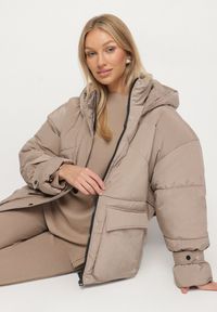 Born2be - Beżowa Pikowana Kurtka Oversize z Kapturem i Paskami przy Rękawach Unitessa. Okazja: na spacer, na co dzień. Typ kołnierza: kaptur. Kolor: beżowy. Materiał: jeans. Wzór: paski. Styl: casual #5