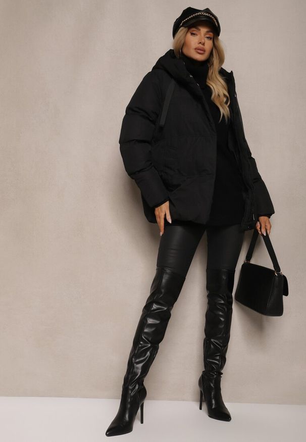 Renee - Czarna Kurtka Basic Pikowana z Nieodpinanym Kapturem Vertirya. Okazja: na co dzień. Kolor: czarny. Materiał: jeans. Styl: casual, elegancki