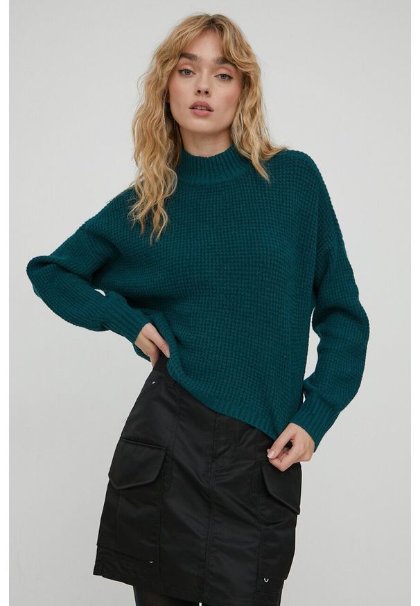 Hollister Co. sweter damski kolor zielony z półgolfem. Kolor: zielony. Materiał: dzianina. Wzór: gładki