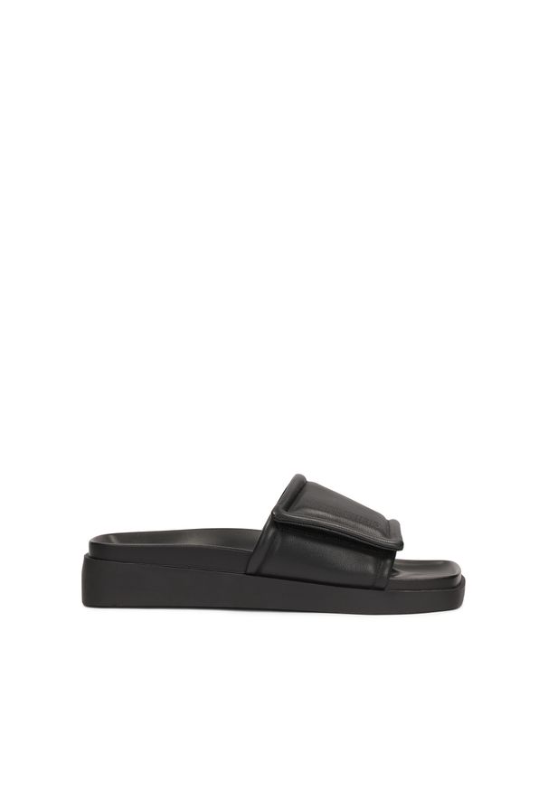 Kazar - Klapki na płaskiej podeszwie z szerokim paskiem. Kolor: czarny. Materiał: skóra. Obcas: na płaskiej podeszwie