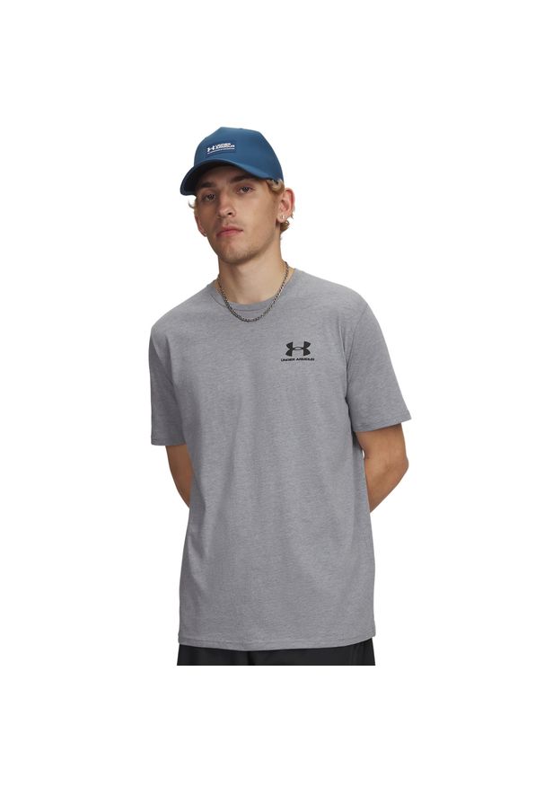 Koszulka Under Armour Sportstyle Left Chest Tee (1326799-036). Kolor: szary. Materiał: materiał, bawełna. Sport: turystyka piesza, kolarstwo, joga i pilates, wspinaczka, fitness