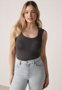 Born2be - Szary Dopasowany Top Bez Rękawów z Wiskozy z Kwadratowym Dekoltem Madu. Okazja: na spacer. Typ kołnierza: dekolt kwadratowy. Kolor: szary. Materiał: wiskoza. Długość rękawa: bez rękawów. Sezon: lato. Styl: elegancki, klasyczny #6