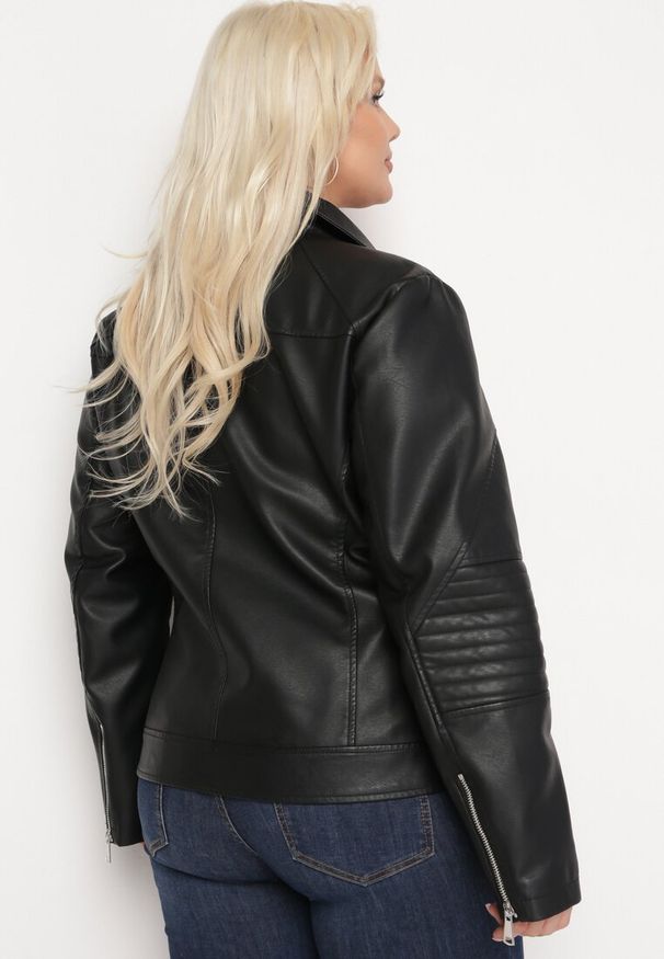 Born2be - Czarna Kurtka Ramoneska z Ekoskóry z Ozdobnymi Paskami na Napy Bellassa. Typ kołnierza: kołnierzyk stójkowy. Kolekcja: plus size. Kolor: czarny. Wzór: paski