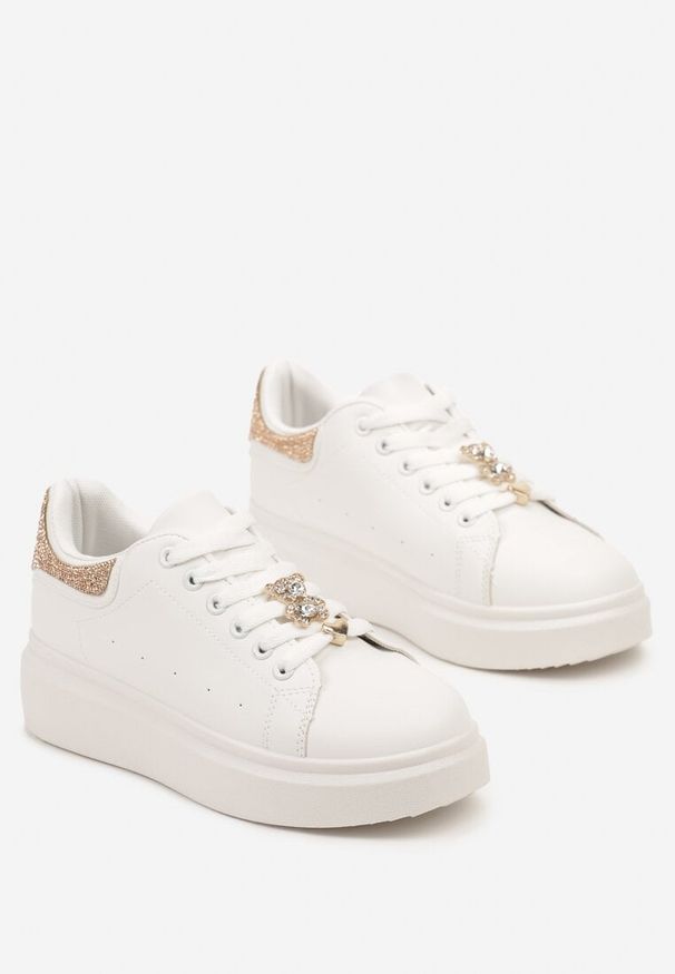 Born2be - Biało-Szampańskie Sneakersy za Kostkę na Grubej Podeszwie z Cyrkoniami i Metalowymi Aplikacjami Helalia. Okazja: na co dzień. Wysokość cholewki: za kostkę. Kolor: biały. Materiał: jeans. Wzór: aplikacja