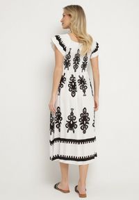 Born2be - Biała Wiskozowa Sukienka w Ornamentalne Wzory o Rozkloszowanym Kroju Divessa. Kolor: biały. Materiał: wiskoza. Długość rękawa: krótki rękaw. Typ sukienki: proste #6