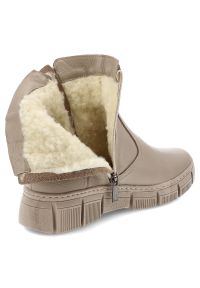 Beżowe Botki Wasak Ocieplane Buty Damskie. Okazja: na co dzień. Kolor: beżowy. Materiał: wełna, skóra. Wzór: grochy. Sezon: zima, jesień. Styl: casual #8