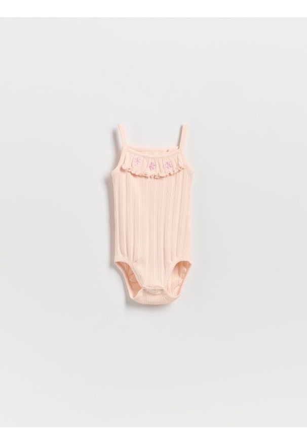 Reserved - Body na ramiączkach z motywem kwiatowym - pastelowy róż. Kolor: różowy. Materiał: włókno, bawełna. Wzór: kwiaty