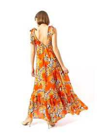 COSEL - Pomarańczowa sukienka maxi Bahama. Okazja: na plażę. Typ kołnierza: dekolt na plecach. Kolor: pomarańczowy. Materiał: wiskoza. Wzór: nadruk. Styl: wakacyjny. Długość: maxi #4