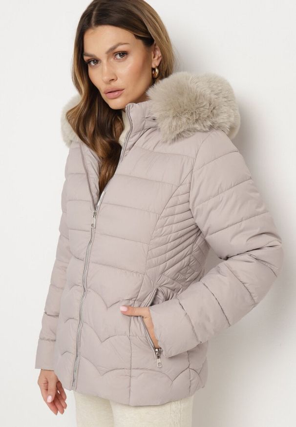 Born2be - Jasnoszara Pikowana Kurtka z Odpinanym Kapturem i Futrzaną Podszewką Reandira. Okazja: na spacer, na co dzień. Kolor: szary. Materiał: futro. Styl: elegancki, casual