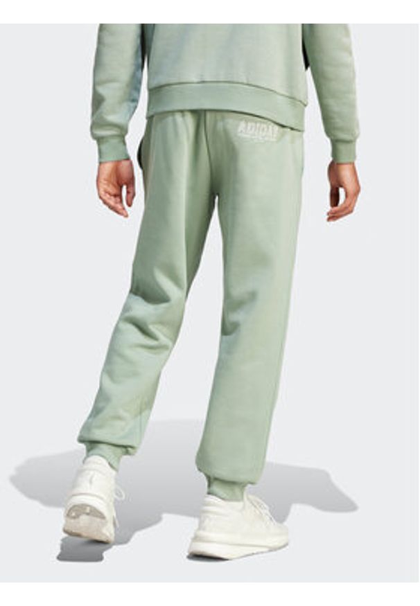 Adidas - adidas Spodnie dresowe IR8361 Zielony Regular Fit. Kolor: zielony. Materiał: bawełna