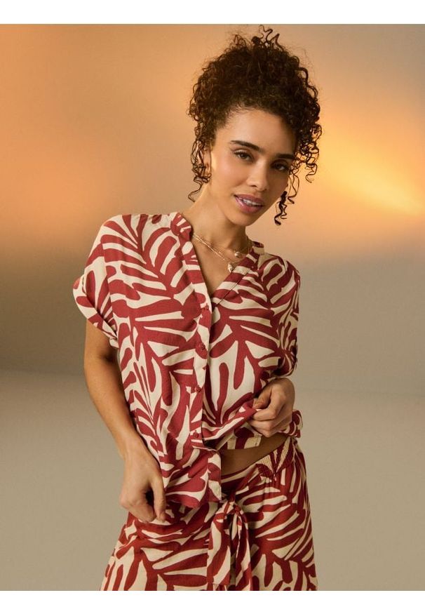 Sinsay - Wiskozowa koszula z krótkim rękawem w geometryczny wzór - żółty. Kolor: żółty. Materiał: wiskoza. Długość rękawa: krótki rękaw. Długość: krótkie. Wzór: geometria