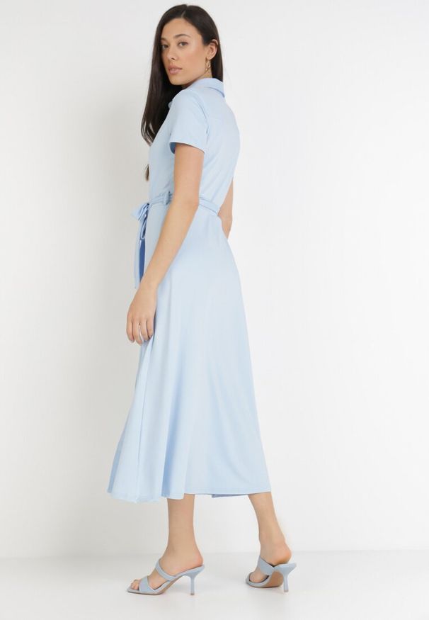 Born2be - Jasnoniebieska Sukienka o Koszulowym Fasonie Wiązana w Talii Ophieithe. Okazja: na co dzień. Kolor: niebieski. Materiał: dzianina, materiał. Długość rękawa: krótki rękaw. Typ sukienki: koszulowe. Styl: casual. Długość: midi