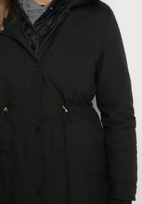 Born2be - Czarna Długa Kurtka z Kapturem i Ściągaczem w Talii Tarlinia. Okazja: na co dzień. Typ kołnierza: kaptur. Kolor: czarny. Materiał: dzianina. Długość: długie. Wzór: aplikacja. Styl: casual, elegancki #5