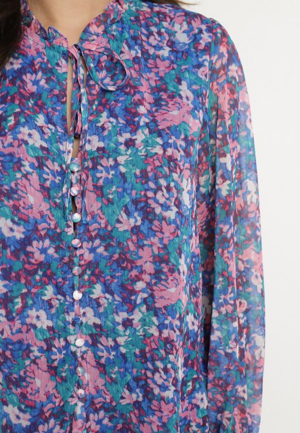 Born2be - Niebiesko-Fioletowa Koszula z Siateczki w Kwiaty z Wiązaną Stójką Haliren. Typ kołnierza: kołnierzyk stójkowy. Kolor: niebieski. Materiał: tkanina. Wzór: kwiaty