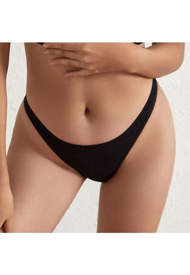 Intica - Tanga z cienkimi paskami niewidoczne pod odzieżą Devinne. Kolor: zielony. Materiał: tkanina, materiał