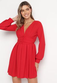 Born2be - Czerwona Rozkloszowana Sukienka Mini z Głębokim Dekoltem Ozdobiona Marszczeniem i Guzikami Jerikan. Kolor: czerwony. Długość rękawa: długi rękaw. Wzór: aplikacja. Długość: mini #3
