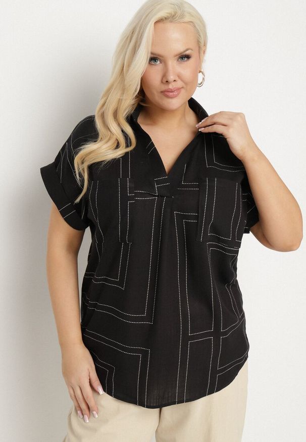 Born2be - Czarna Bluzka o Koszulowym Fasonie z Wiskozy w Geometryczny Print Ralozi. Okazja: na co dzień. Kolekcja: plus size. Kolor: czarny. Materiał: wiskoza. Długość rękawa: krótki rękaw. Długość: krótkie. Wzór: geometria, nadruk. Styl: elegancki, casual