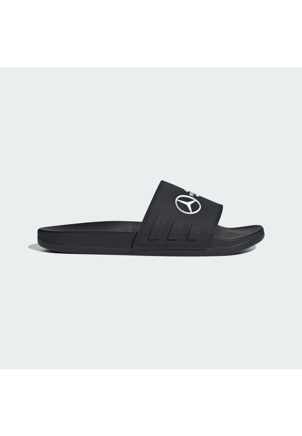 Adidas - Klapki Mercedes - AMG Petronas Formula One Team adilette Comfort. Kolor: czarny, biały, wielokolorowy. Styl: klasyczny, sportowy