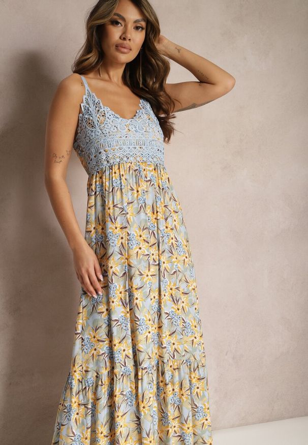 Renee - Jasnoniebieska Rozkloszowana Sukienka Maxi z Wiskozy w Kwiatowy Print na Ramiączkach Roisintia. Kolor: niebieski. Materiał: wiskoza. Długość rękawa: na ramiączkach. Wzór: kwiaty, nadruk. Długość: maxi